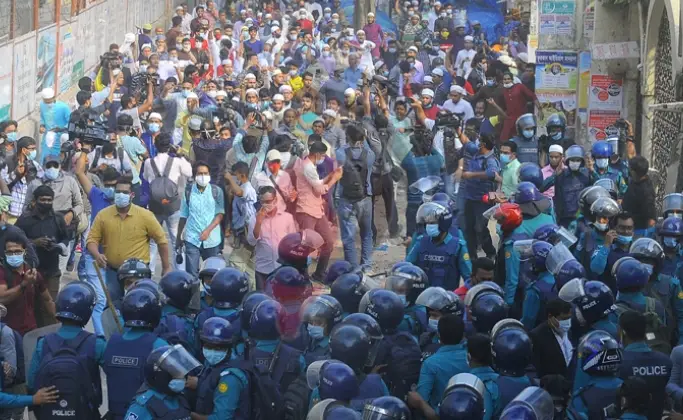 রাজধানীতে ভাস্কর্যবিরোধী মিছিলে পুলিশের বাধা রাজধানীতে ভাস্কর্যবিরোধী মিছিলে পুলিশের বাধা