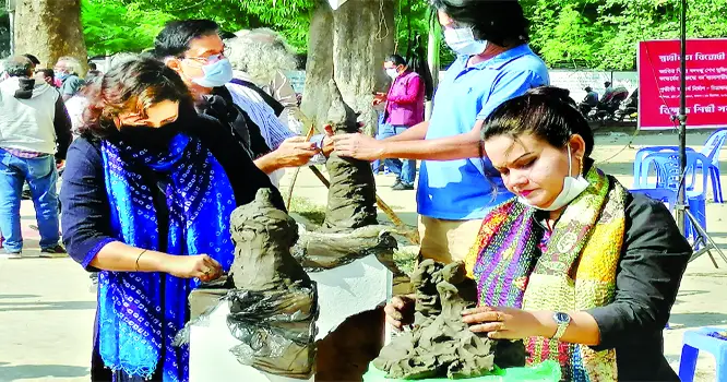 ভাঙ্গার বিরুদ্ধে ভাস্কর্য গড়া হলো, মানুষই দাঁড়াল শিল্পকর্ম হয়ে