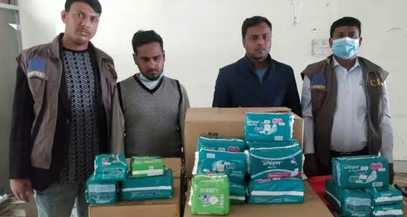 নামী ব্র্যান্ডের নকল স্যানিটারি ন্যাপকিনসহ আটক ২ নামী ব্র্যান্ডের নকল স্যানিটারি ন্যাপকিনসহ আটক ২