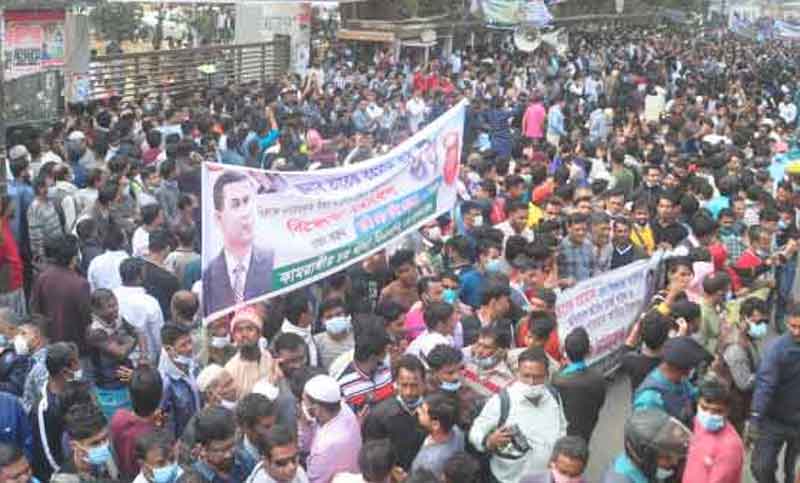 জাতীয় প্রেসক্লাবের সামনে বিএনপির বিক্ষোভ চলছে