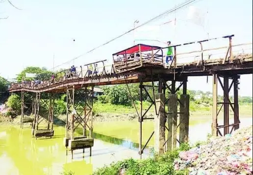 শতবর্ষী নাজিরহাট পুরাতন হালদা সেতু এখন মরণ ফাঁদ