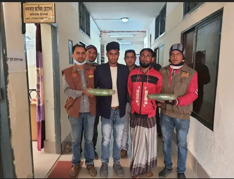 বরগুনায় ২ কেজি গাঁজাসহ গ্রেফতার-২ বরগুনায় ২ কেজি গাঁজাসহ গ্রেফতার-২