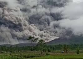 জেগে উঠছে মাউন্ট সেমেরু আগ্নেয়গিরি