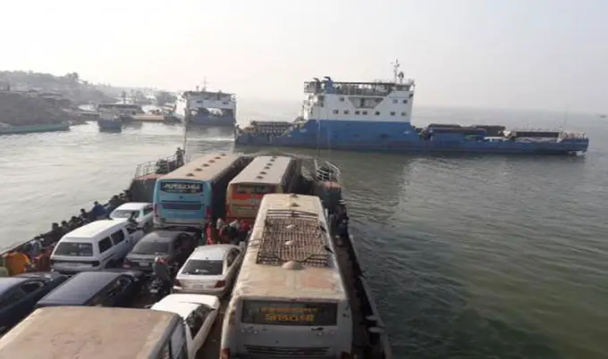 সাড়ে ১০ ঘণ্টা পর দৌলতদিয়া-পাটুরিয়া রুটে ফেরি চলাচল শুরু সাড়ে ১০ ঘণ্টা পর দৌলতদিয়া-পাটুরিয়া রুটে ফেরি চলাচল শুরু