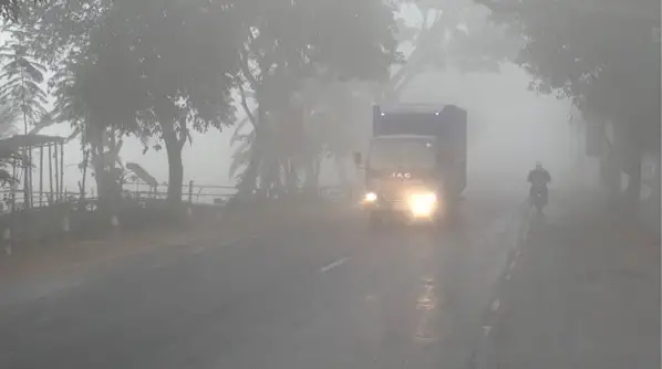 ঘন কুয়াশা আর শীতে জনজীবন বিপর্যস্ত ঘন কুয়াশা আর শীতে জনজীবন বিপর্যস্ত