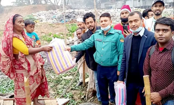 টঙ্গী তুরাগ নদীর বেদেদের কম্বল বিতরণ টঙ্গী তুরাগ নদীর বেদেদের কম্বল বিতরণ