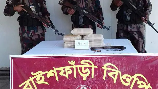ঘুমধুম সীমান্তে ‘বন্দুকযুদ্ধে’ রোহিঙ্গা ইয়াবা পাচারকারী নিহত ঘুমধুম সীমান্তে ‘বন্দুকযুদ্ধে’ রোহিঙ্গা ইয়াবা পাচারকারী নিহত