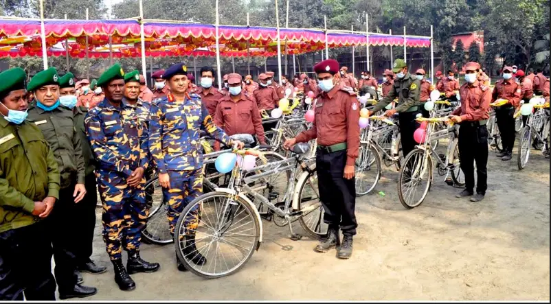 আনসার ভিডিপির দলনেতার মাঝে বাই সাইকেল বিতরণ