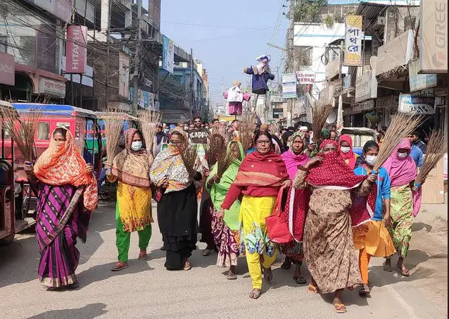 জামালপুর জেলা বিএনপির সভাপতি-সম্পাদকের বিরুদ্ধে ঝাড়ু মিছিল