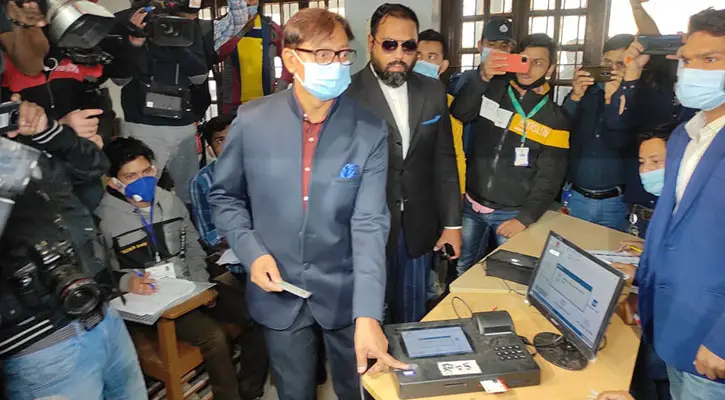 ভোটের মাঠে শেষ পর্যন্ত থাকব ॥ ডা. শাহাদাত ভোটের মাঠে শেষ পর্যন্ত থাকব ॥ ডা. শাহাদাত