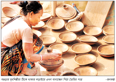 এখন বানাচ্ছেন পিঠা তৈরির হরেক রকম মাটির পাত্র এখন বানাচ্ছেন পিঠা তৈরির হরেক রকম মাটির পাত্র