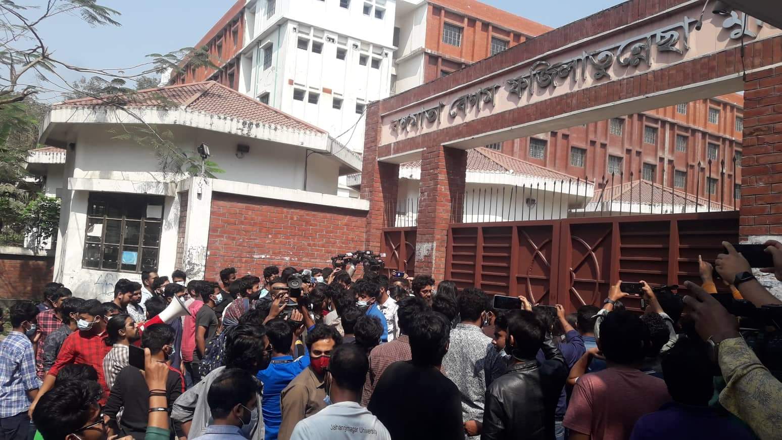 জাবিতে এবার তালা ভেঙে হলে ঢুকলেন ছাত্রীরা জাবিতে এবার তালা ভেঙে হলে ঢুকলেন ছাত্রীরা