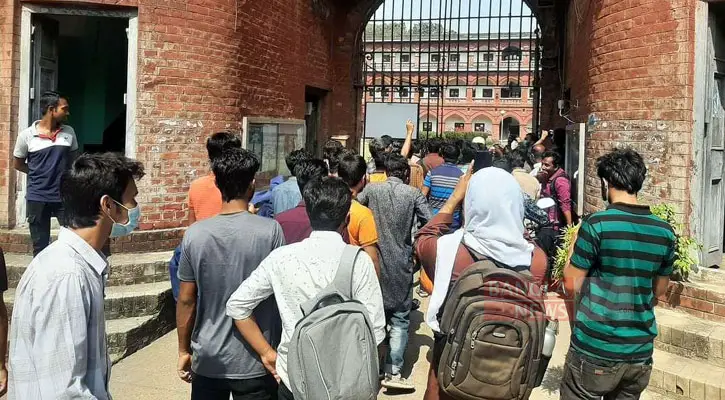 তালা ভেঙে হলে ঢুকলেন ঢাবি শিক্ষার্থীরা তালা ভেঙে হলে ঢুকলেন ঢাবি শিক্ষার্থীরা
