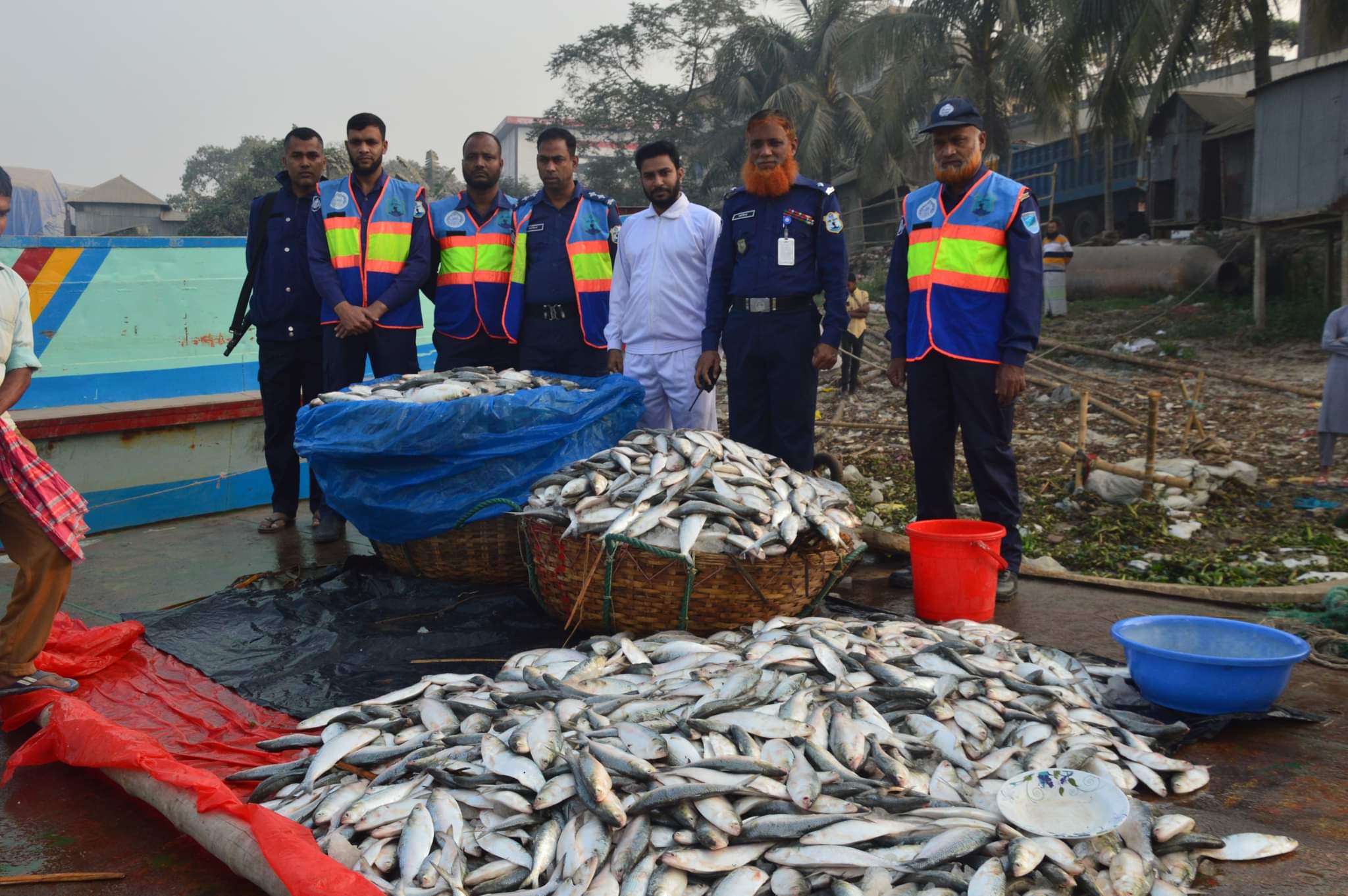 যাত্রীবাহী লঞ্চে তিন হাজার তিন শত কেজি ঝাটকা যাত্রীবাহী লঞ্চে তিন হাজার তিন শত কেজি ঝাটকা