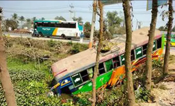 নারায়ণগঞ্জের বন্দরে যাত্রীবাহী বাস খাদে, আহত ১০