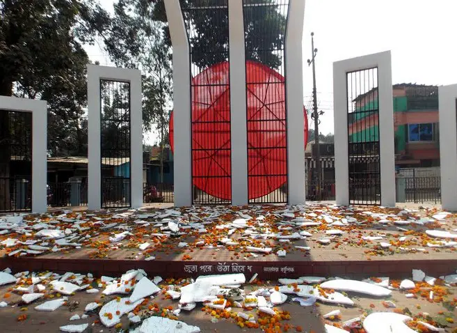 ঠাকুরগাঁও কেন্দ্রীয় শহীদ মিনারে ফুলের ডালি নিয়ে উল্লাস তছনছ ফুল লুটপাট ঠাকুরগাঁও কেন্দ্রীয় শহীদ মিনারে ফুলের ডালি নিয়ে উল্লাস তছনছ ফুল লুটপাট