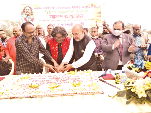 বৃদ্ধাশ্রমে গান গেয়ে জন্মদিন পালন করলেন ফকির আলমগীর