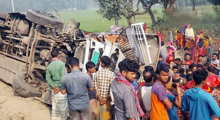 সিরাজগঞ্জে বাস-ট্রাক মুখোমুখি সংঘর্ষ, নিহত ৫