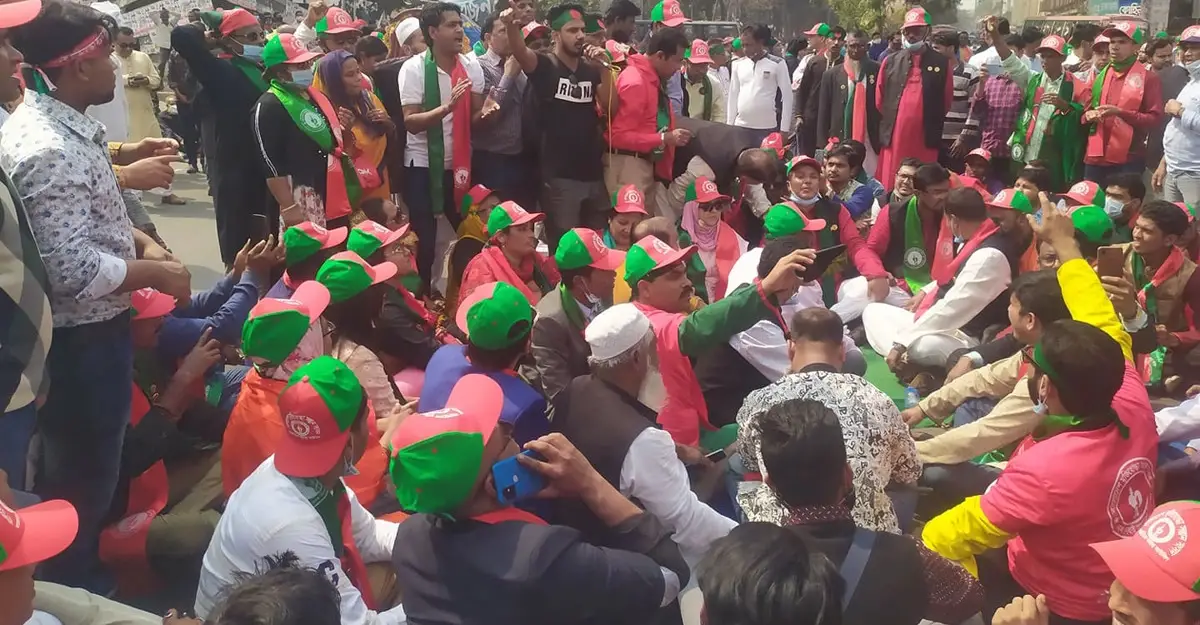 সাত দাবিতে শাহবাগে অবরোধ, যান চলাচল বন্ধ সাত দাবিতে শাহবাগে অবরোধ, যান চলাচল বন্ধ
