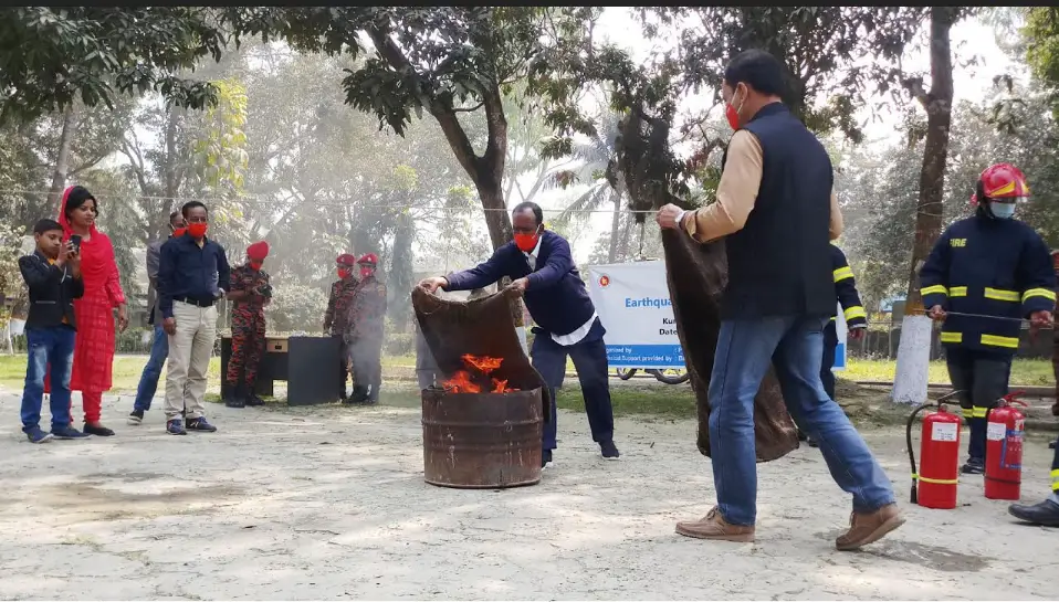 কুড়িগ্রামে অগ্নি নির্বাপক মহড়া অনুষ্ঠিত কুড়িগ্রামে অগ্নি নির্বাপক মহড়া অনুষ্ঠিত