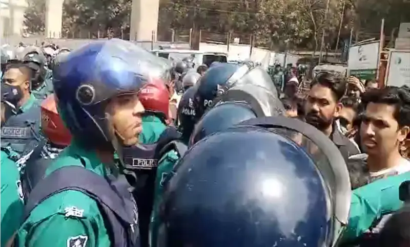শাহবাগে শিক্ষার্থীদের বিক্ষোভের চেষ্টা ॥ আটক ১০ শাহবাগে শিক্ষার্থীদের বিক্ষোভের চেষ্টা ॥ আটক ১০