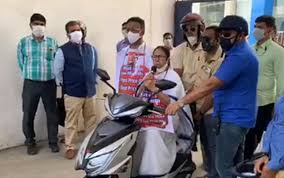 মুখ্যমন্ত্রী মমতা বন্দ্যোপাধ্যায়ের অভিনব প্রতিবাদে মুখ্যমন্ত্রী মমতা বন্দ্যোপাধ্যায়ের অভিনব প্রতিবাদে