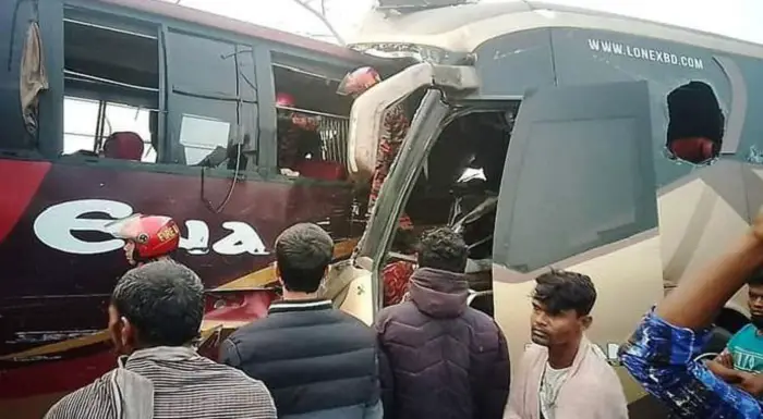 সিলেটে দুই বাসের সংঘর্ষ ॥ নিহত ৭ সিলেটে দুই বাসের সংঘর্ষ ॥ নিহত ৭