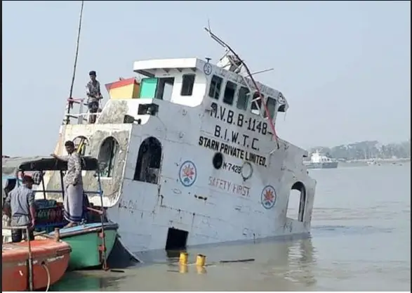 মোংলা বন্দর চ্যানেলে কয়লা বোঝাই কার্গো ডুবি মোংলা বন্দর চ্যানেলে কয়লা বোঝাই কার্গো ডুবি