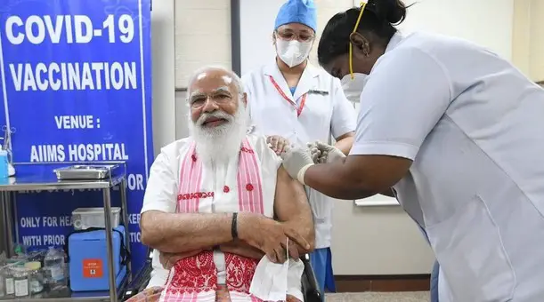 করোনা ভাইরাসের টিকা নিলেন নরেন্দ্র মোদি করোনা ভাইরাসের টিকা নিলেন নরেন্দ্র মোদি