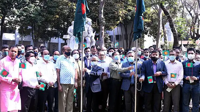 ঢাবিতে পতাকা উত্তোলন দিবস পালন ঢাবিতে পতাকা উত্তোলন দিবস পালন