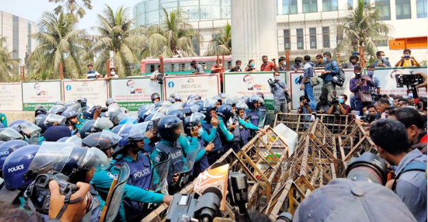 প্রধানমন্ত্রীর কার্যালয় অভিমুখে পদযাত্রা, পুলিশের বাধা