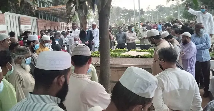 বনানীতে চিরনিদ্রায় শায়িত এইচ টি ইমাম বনানীতে চিরনিদ্রায় শায়িত এইচ টি ইমাম