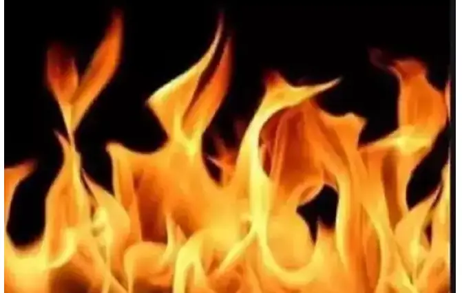 রাজধানীর মধুবাগে আগুন লেগে ছয়টি দোকান পুড়ে ছাই রাজধানীর মধুবাগে আগুন লেগে ছয়টি দোকান পুড়ে ছাই