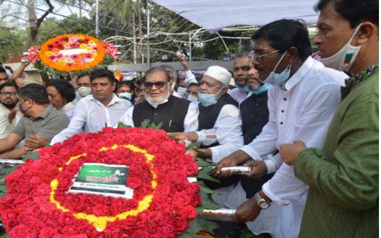 জাতির পিতার প্রতিকৃতিতে সর্বস্তরের শ্রদ্ধা