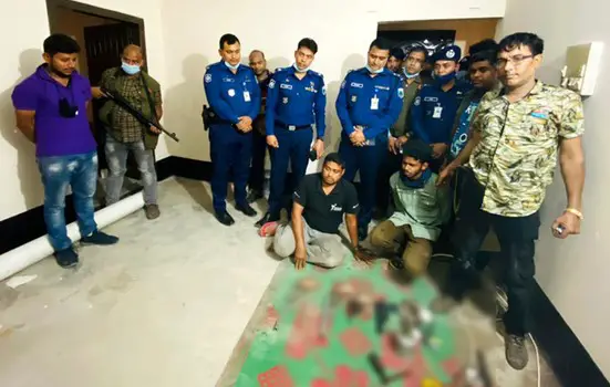 পাবনায় অবৈধ অস্ত্র তৈরির কারখানায় অভিযান পাবনায় অবৈধ অস্ত্র তৈরির কারখানায় অভিযান
