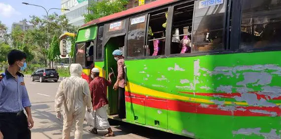অর্ধেক যাত্রী নিয়ে চলছে গণপরিবহন, সন্তুষ্ট যাত্রীরা অর্ধেক যাত্রী নিয়ে চলছে গণপরিবহন, সন্তুষ্ট যাত্রীরা