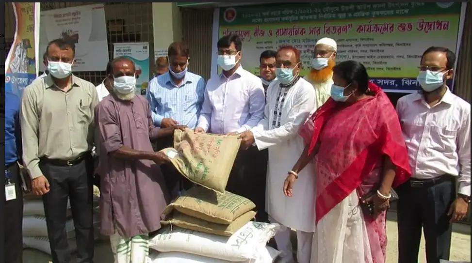 ঝিনাইদহে ১৫’শ কৃষকের মাঝে বিনামুল্যে সার ও বীজ বিতরণ