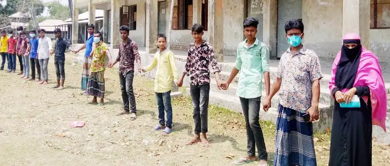 এসএসসি পরীক্ষার ফরম পূরণে অতিরিক্ত টাকা নেয়ার প্রতিবাদে মানববন্ধন এসএসসি পরীক্ষার ফরম পূরণে অতিরিক্ত টাকা নেয়ার প্রতিবাদে মানববন্ধন