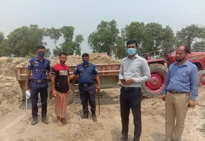 ব্রিজের গোড়া থেকে বালু উত্তোলনকারীকে কারাদন্ড ব্রিজের গোড়া থেকে বালু উত্তোলনকারীকে কারাদন্ড