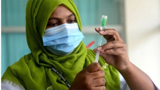 করোনা টিকার দ্বিতীয় ডোজ দেওয়া শুরু করোনা টিকার দ্বিতীয় ডোজ দেওয়া শুরু