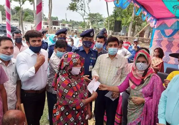 খুলনায় ১৭ হাজার দুঃস্থ পরিবার পাচ্ছে প্রধানমন্ত্রীর উপহার খুলনায় ১৭ হাজার দুঃস্থ পরিবার পাচ্ছে প্রধানমন্ত্রীর উপহার