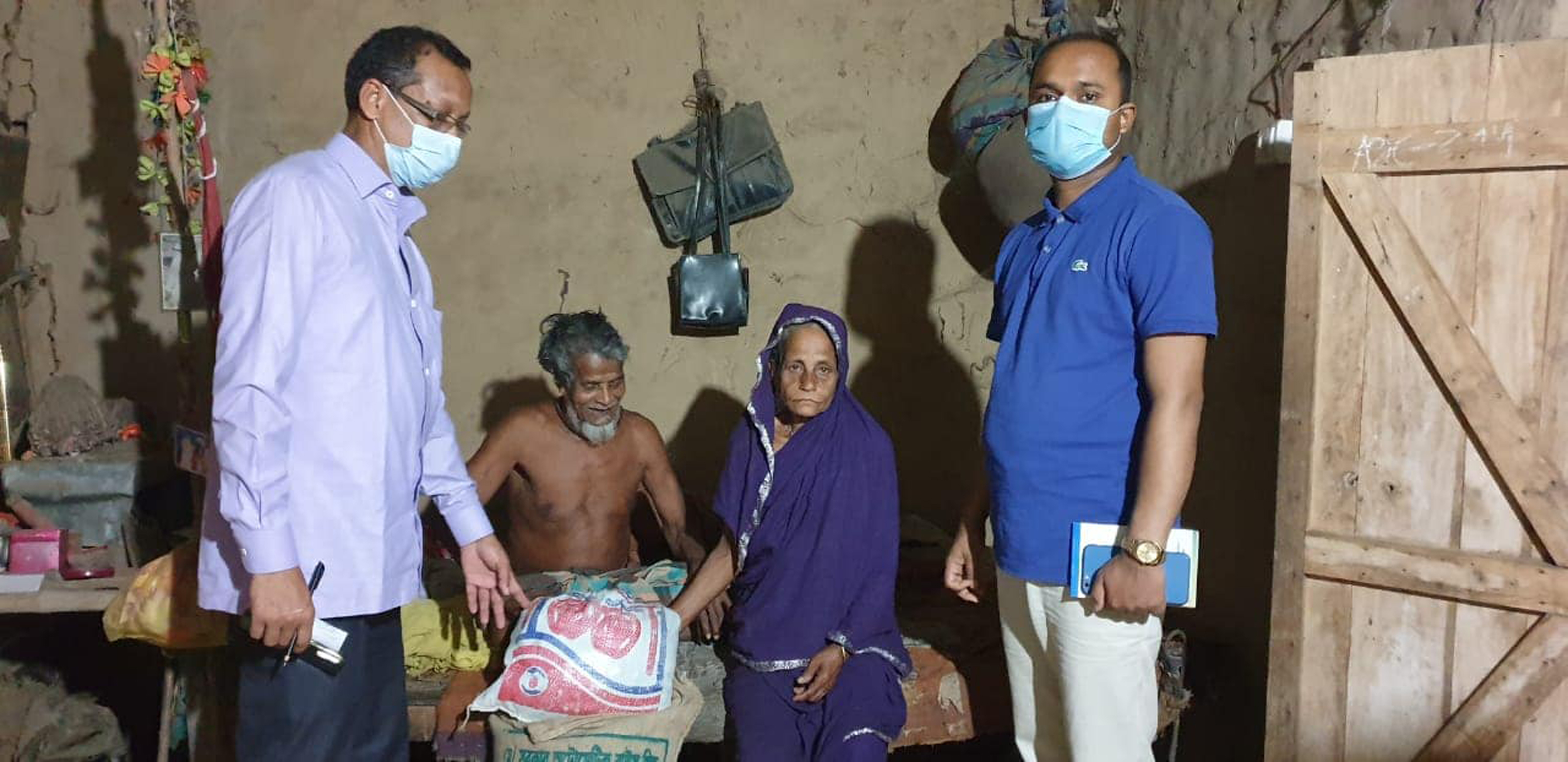 ফেসবুকের সংবাদে দুই বৃদ্ধর বাড়িতে খাদ্যসামগ্রী পৌঁছালো উপজেলা প্রশাসন