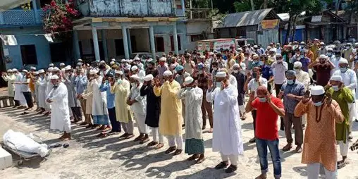 পিরোজপুরে মা-বাবার পাশে চিরনিদ্রায় শায়িত ড. তারেক শামসুর রেহমান পিরোজপুরে মা-বাবার পাশে চিরনিদ্রায় শায়িত ড. তারেক শামসুর রেহমান