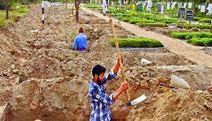 রায়ের বাজারে কবরস্থানে ৩০টি কবর আগে থেকেই খুঁড়ে রাখা হচ্ছে রায়ের বাজারে কবরস্থানে ৩০টি কবর আগে থেকেই খুঁড়ে রাখা হচ্ছে