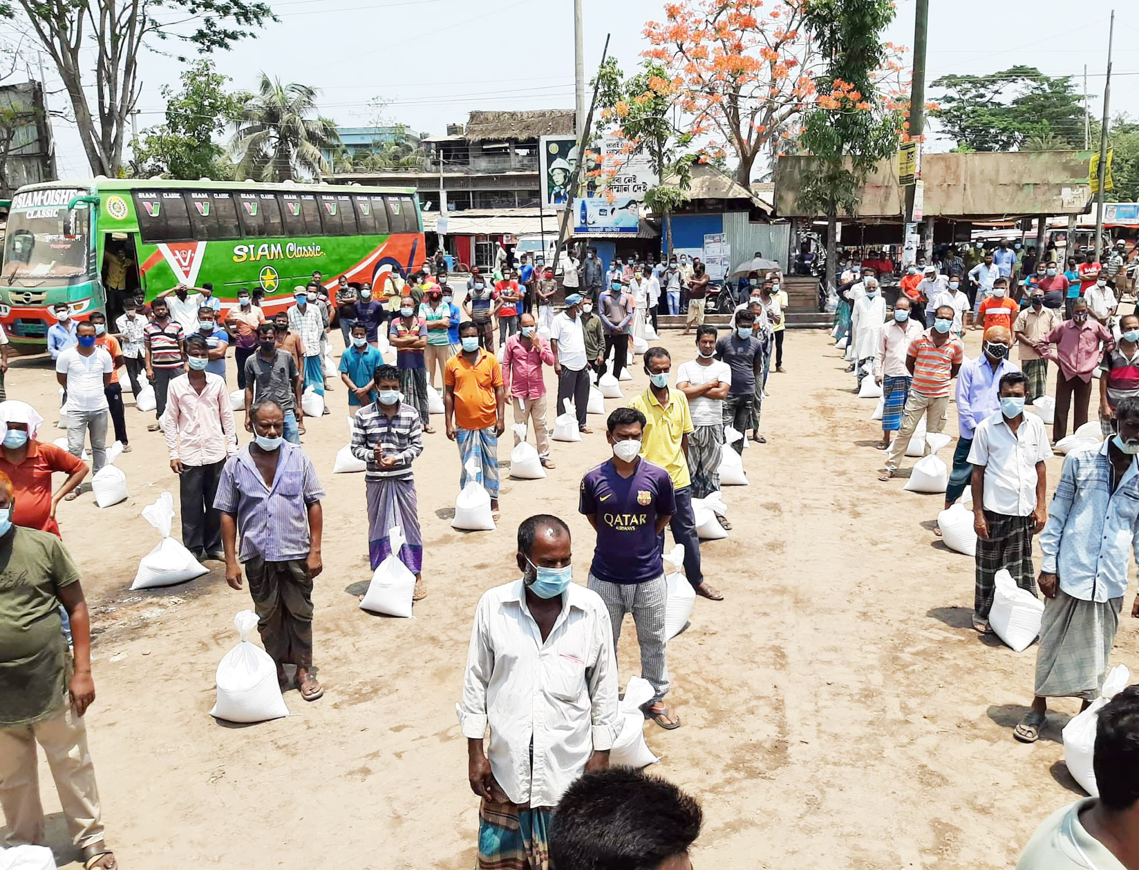 দুস্থদের মাঝে প্রধানমন্ত্রীর ঈদ উপহার বিতরণ দুস্থদের মাঝে প্রধানমন্ত্রীর ঈদ উপহার বিতরণ