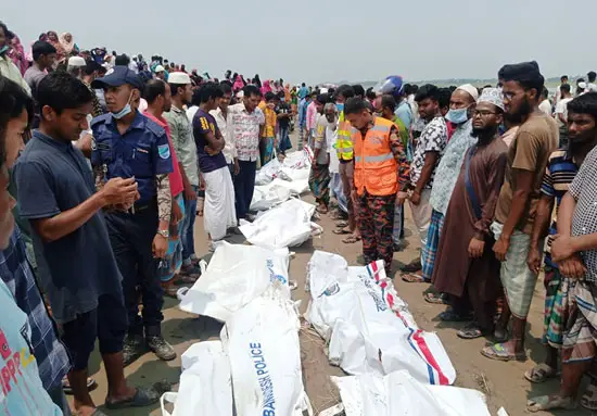 শিবচরে পদ্মায় বাল্কহেড ও স্পিডবোট সংঘর্ষ ॥ সকাল পর্যন্ত ২৬ মরদেহ উদ্ধার শিবচরে পদ্মায় বাল্কহেড ও স্পিডবোট সংঘর্ষ ॥ সকাল পর্যন্ত ২৬ মরদেহ উদ্ধার