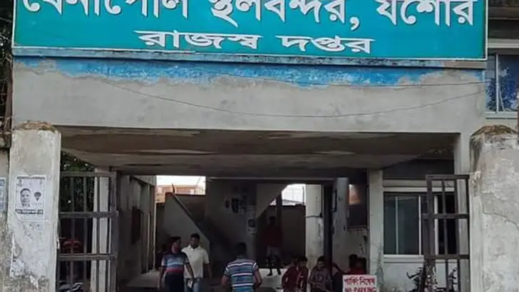 বেনাপোল বন্দর থেকে লাখ লাখ টাকার পণ্য চুরি বেনাপোল বন্দর থেকে লাখ লাখ টাকার পণ্য চুরি