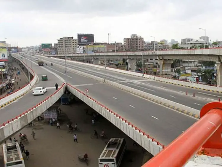 ফ্লাইওভারে অটোরিকশা উল্টে নিহত ১