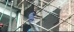 পুলিশ ও ফায়ার সার্ভিসের উপস্থিতিতে লাফিয়ে পড়ে যুবকের আত্মহত্যা পুলিশ ও ফায়ার সার্ভিসের উপস্থিতিতে লাফিয়ে পড়ে যুবকের আত্মহত্যা