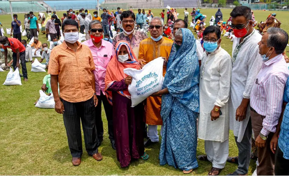 গাইবান্ধায় অসহায় মানুষের মধ্যে প্রধানমন্ত্রীর উপহার বিতরণ